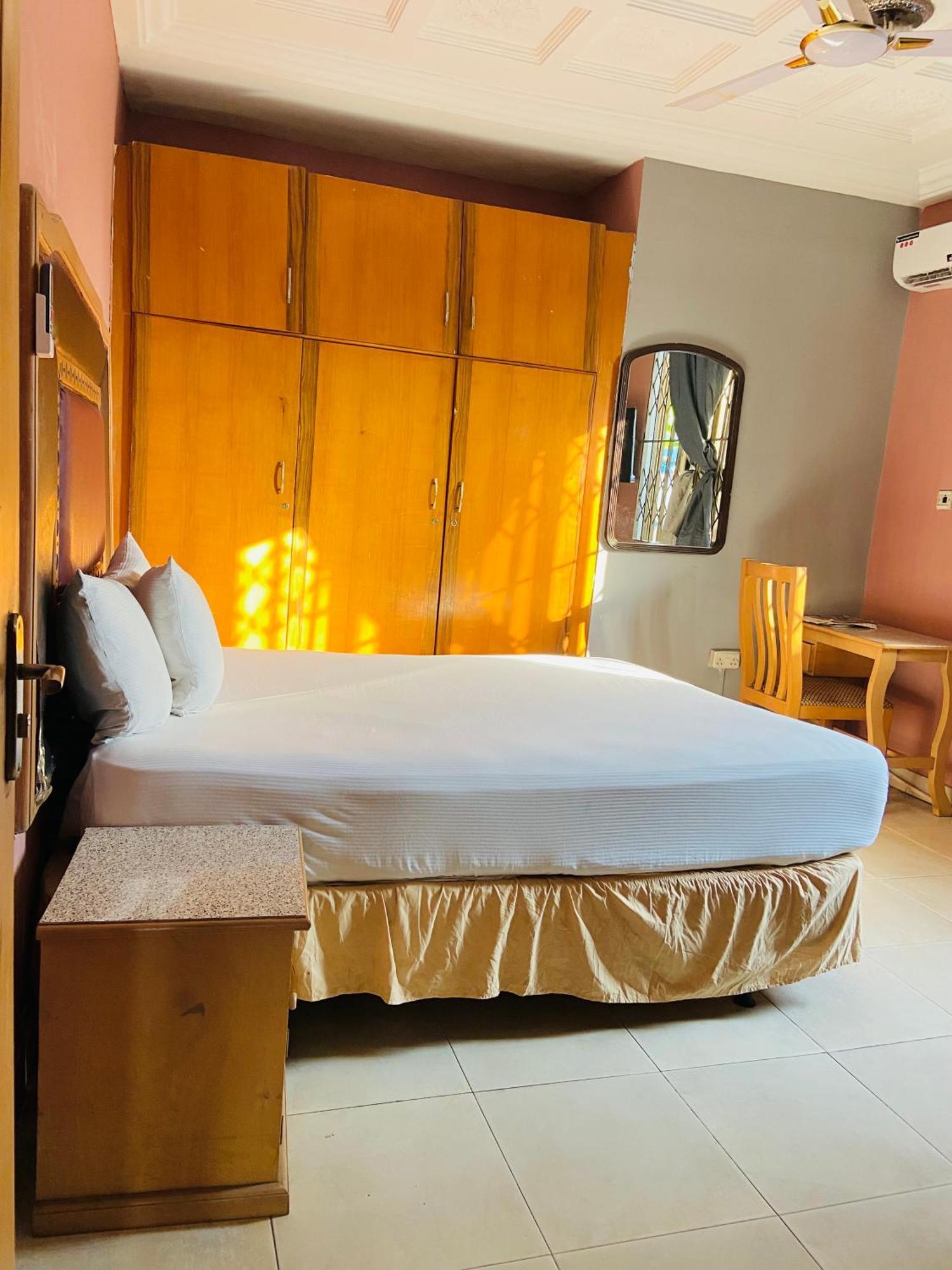 Hotel Heavens Gate à Accra Extérieur photo