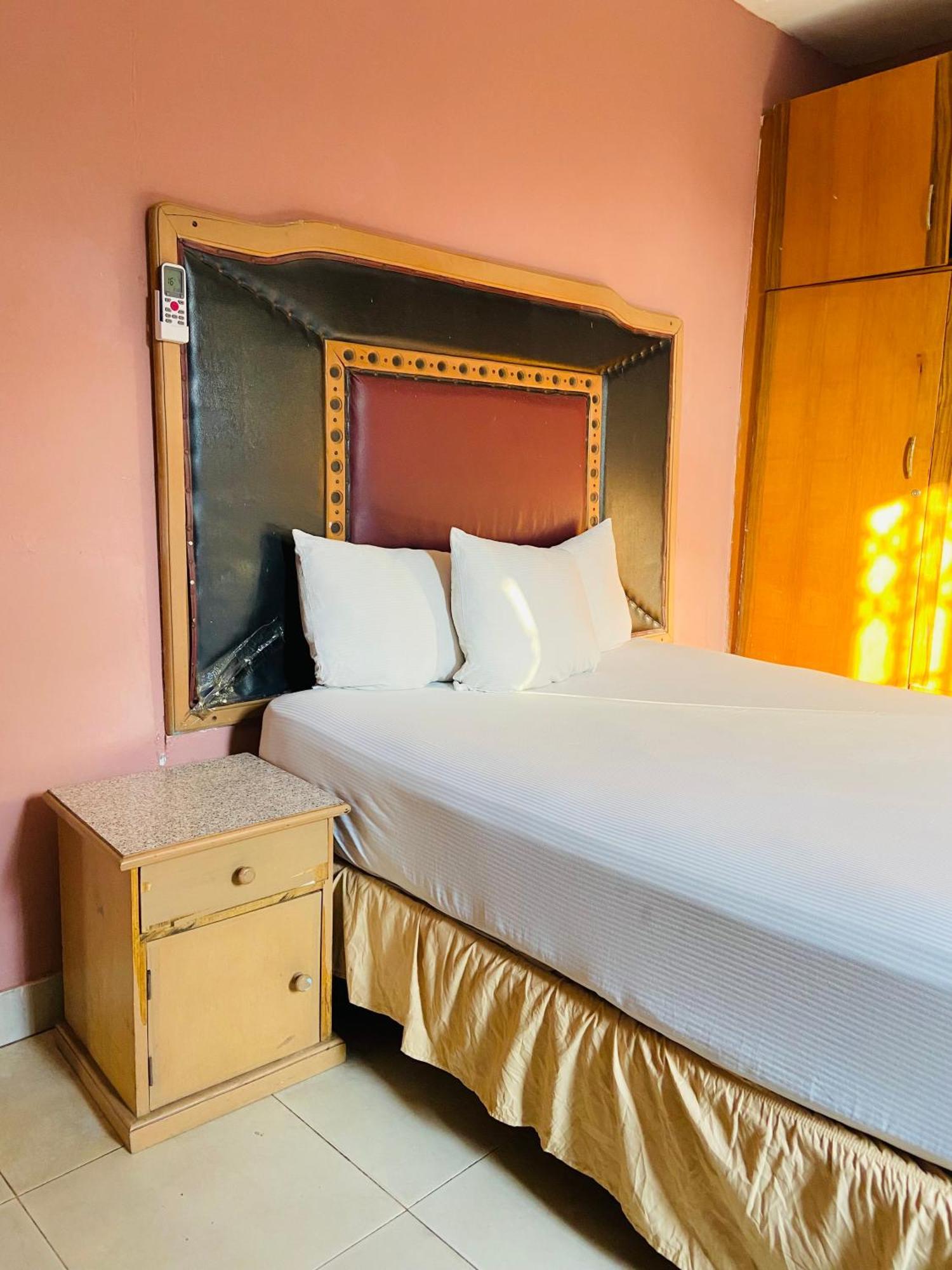 Hotel Heavens Gate à Accra Extérieur photo