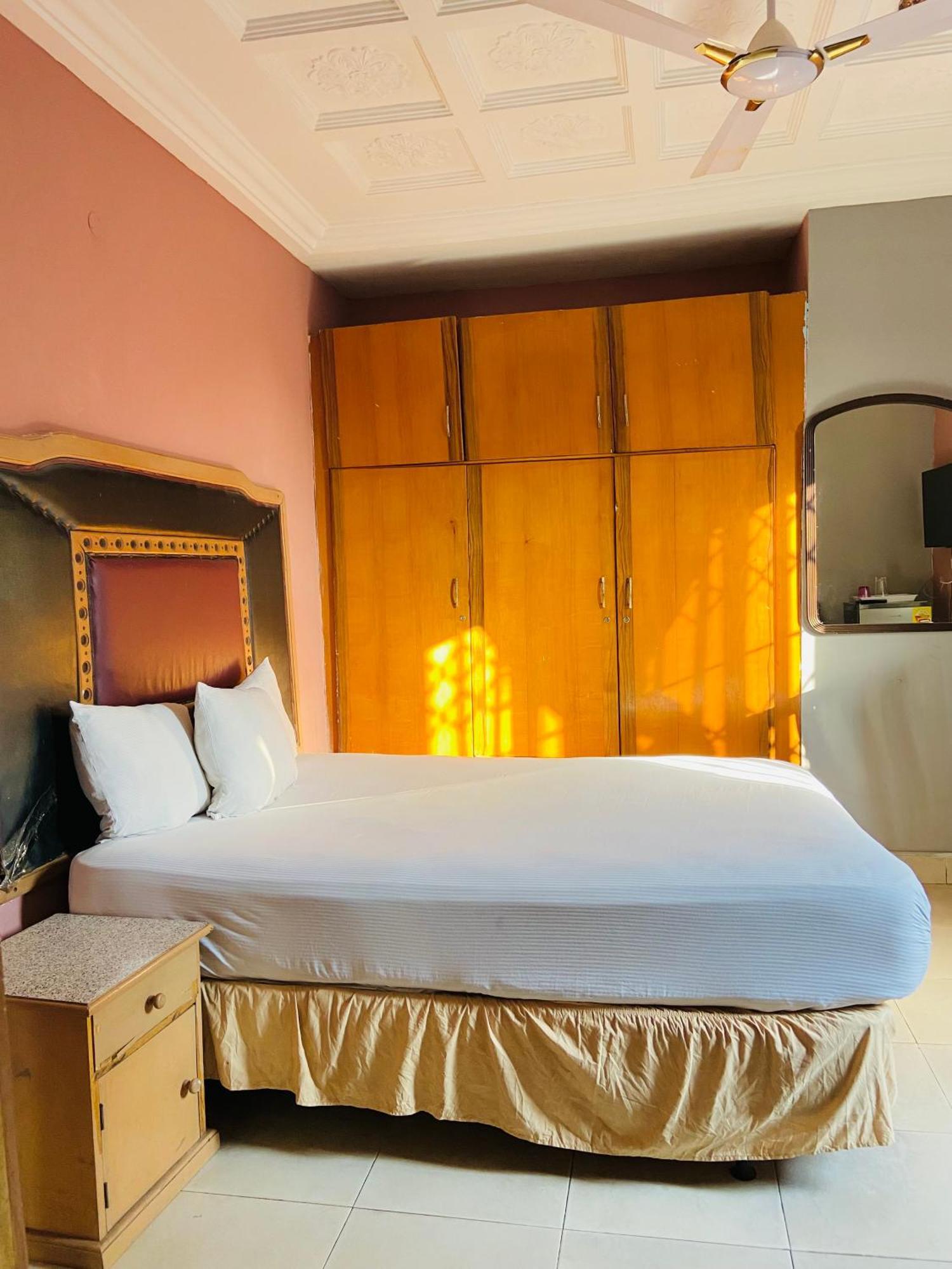 Hotel Heavens Gate à Accra Extérieur photo