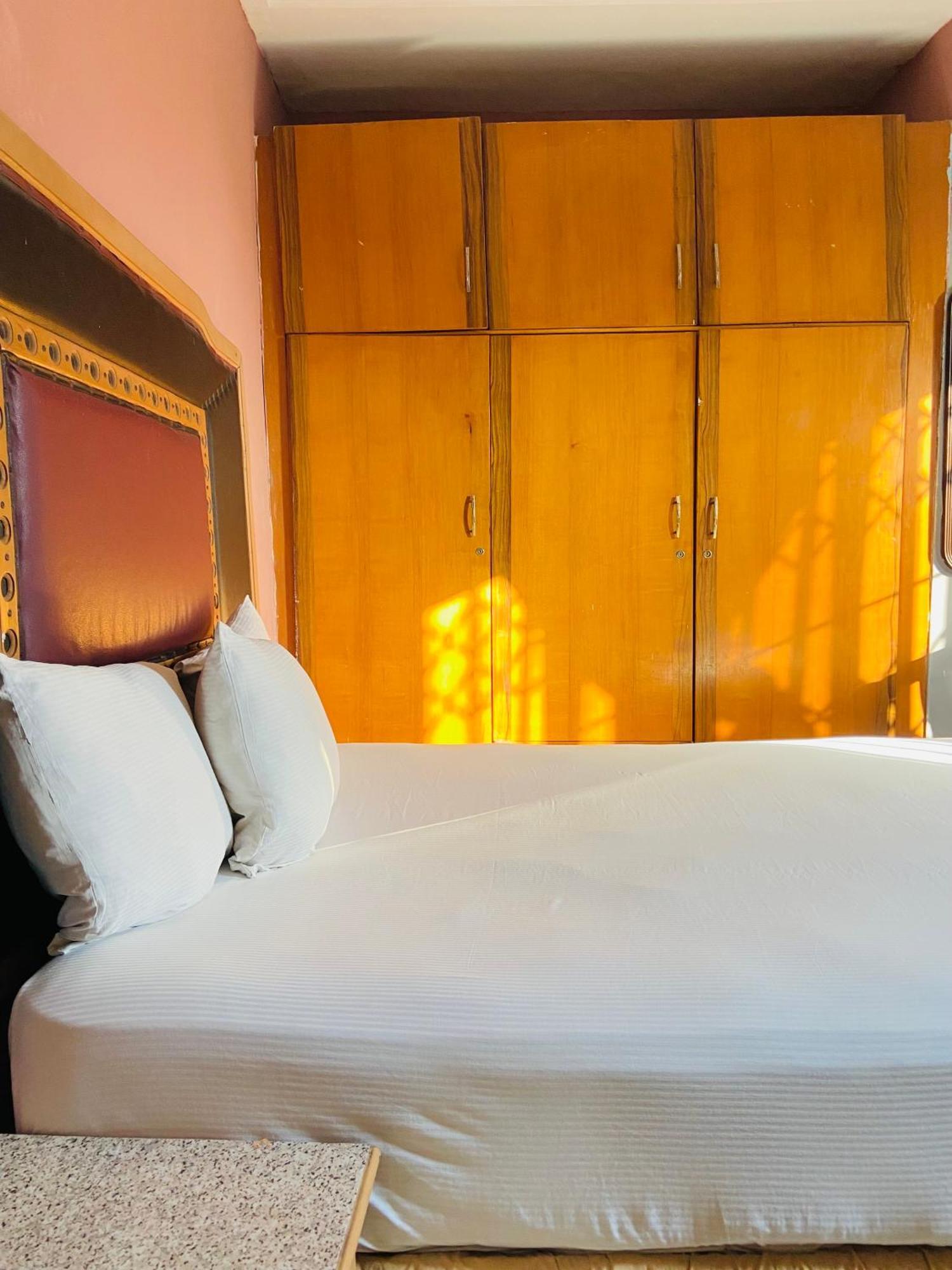 Hotel Heavens Gate à Accra Extérieur photo